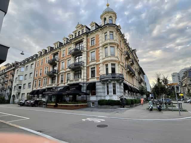 Hotel Alden Splügenschloss Zürich boutique suite for executive retreats and historic events.