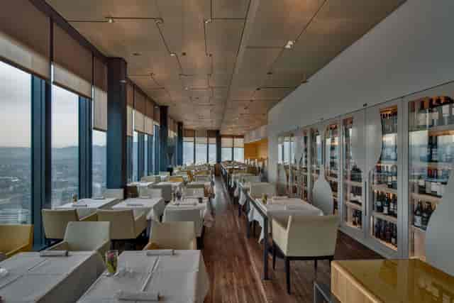CLOUDS Privé cocktail bar with panoramic views for VIP dinners and networking events.
