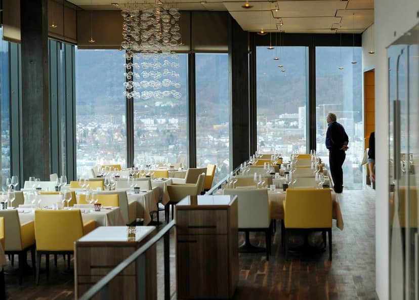 CLOUDS Privé luxury dining room with floor-to-ceiling views for corporate luncheons and VIP dinners.