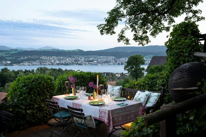 Paradiesli Restaurant Buech: elegant outdoor VIP dinner setup with scenic views.