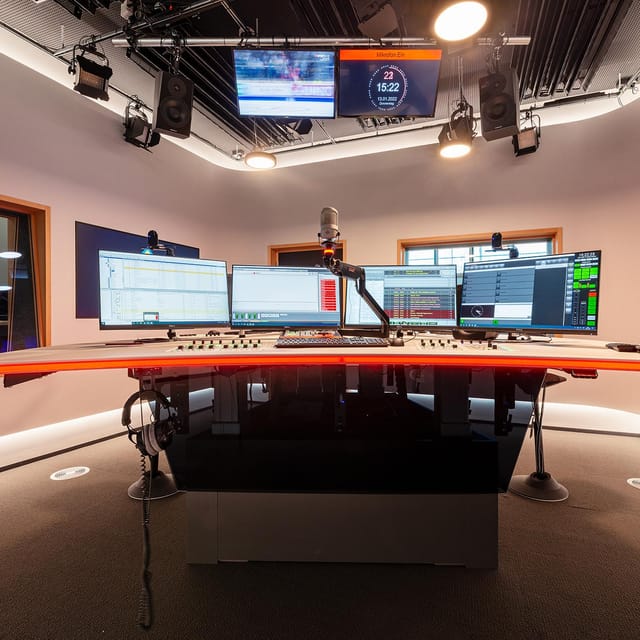 Professional radio studio at Raum11 for high-quality hybrid events and podcasting.