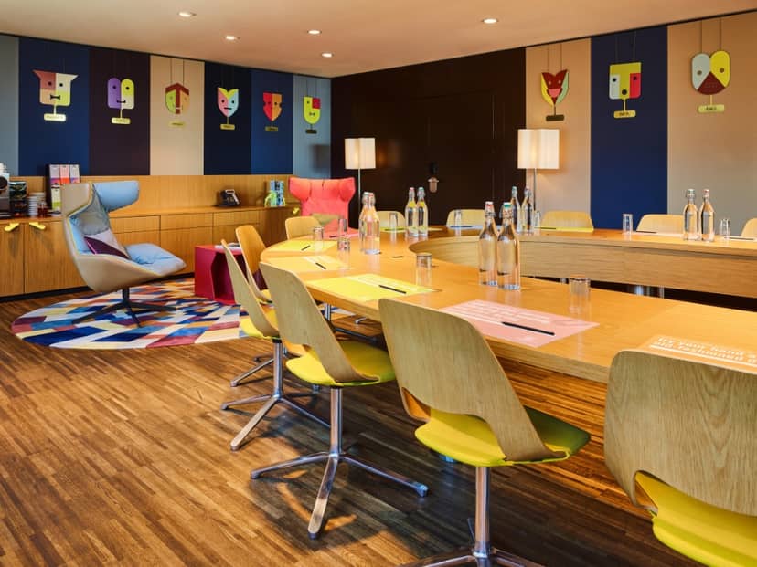 Curved boardroom table in 25hours Hotel Zürich West for creative workshops and corporate events.
