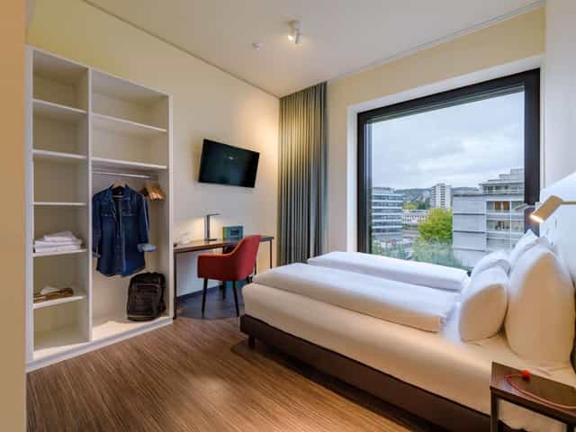 Modern meeting room at Mercure Zurich City with ergonomic workspace for business events.