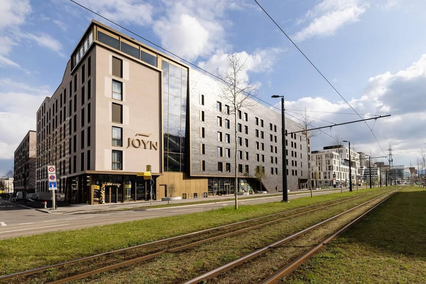 Radisson Hotel & Suites Zurich: modern property for corporate travel and business events.