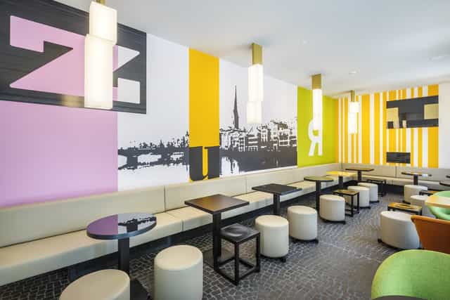 Modern breakout lounge with modular seating for corporate workshops and networking events.
