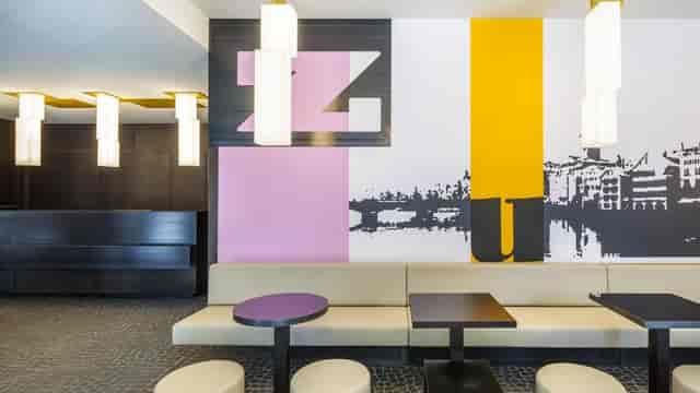 Modern breakout space at Züri by Fassbind, stylish meeting room for networking and brainstorming.