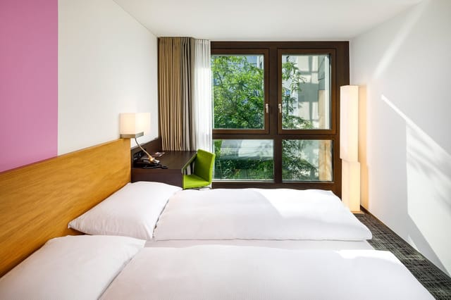 Hotel meeting room in Züri by Fassbind with compact workspace for business events.