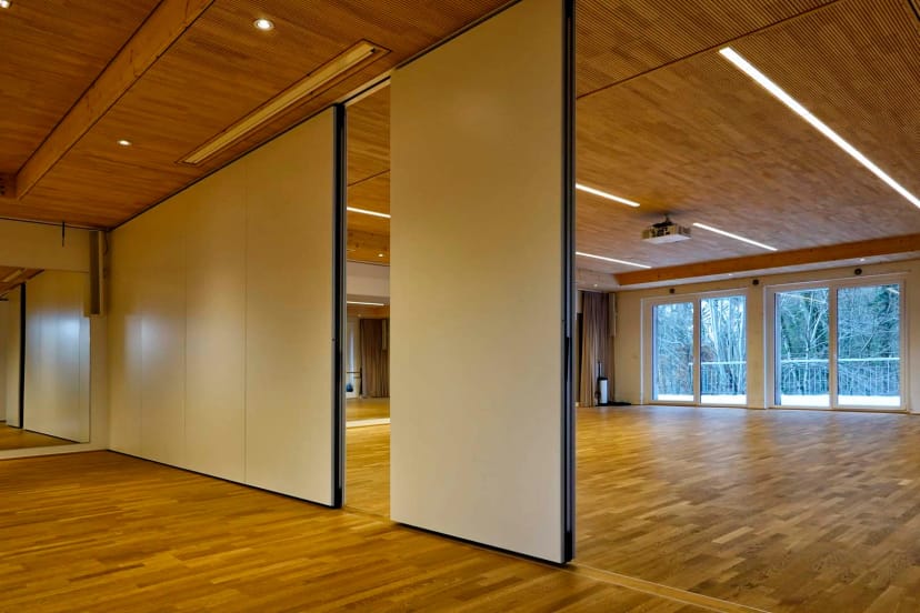 Saal Weren multi-purpose space with acoustic partitions for corporate conferences and workshops.