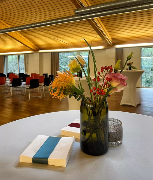 Saal Weren event space with high-top tables for networking receptions and professional meetings.