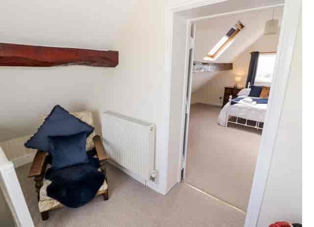 Cozy log cabin reading nook and bedroom, perfect for boutique lodging or intimate retreats.