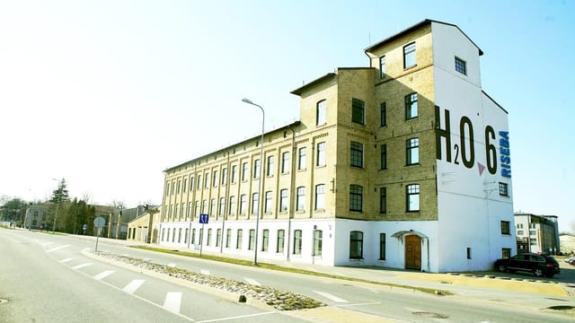 Industrial-chic H2O 6 Kvartāls event hall for creative workshops and pop-up events.