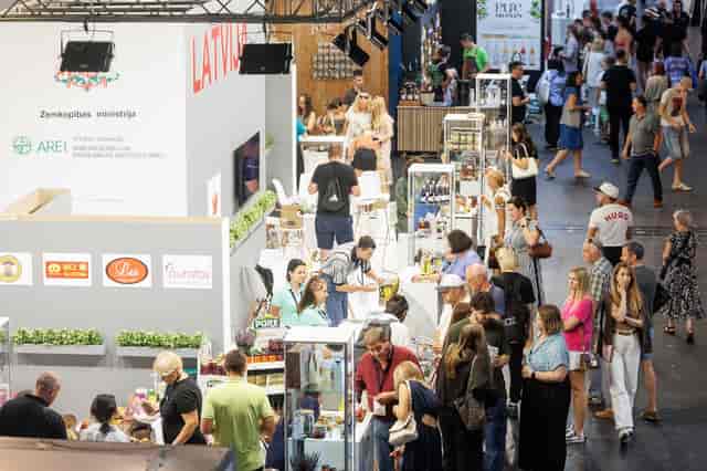 Trade show hall with modular booths and vertical branding for effective exhibition design.