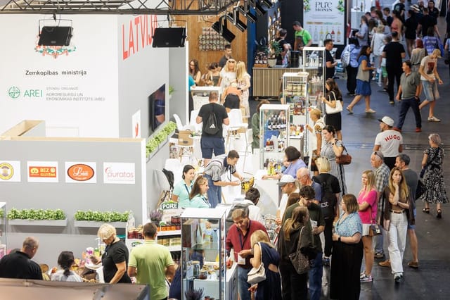 Trade show hall with modular booths and vertical branding for effective exhibition design.