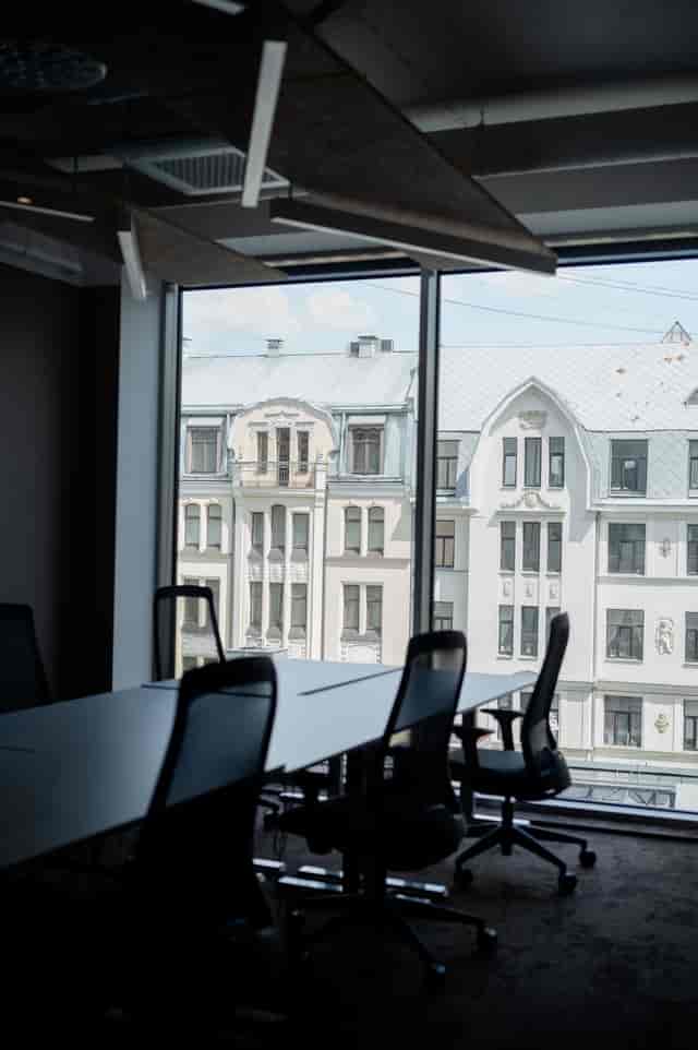 Dedicated desks in Workland Galleria with panoramic views for board meetings and strategy sessions.