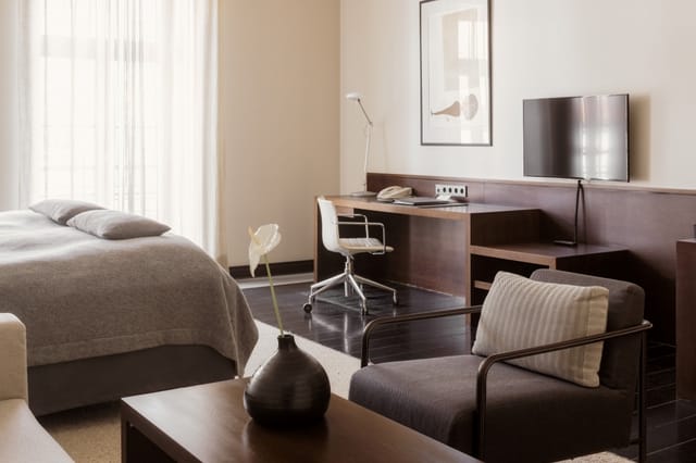Mazā zāle hotel meeting room with ergonomic desk for business events and corporate workshops.