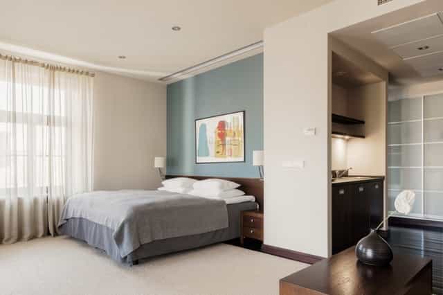 Mazā zāle hotel suite with kitchenette for VIP guests and conference speakers.