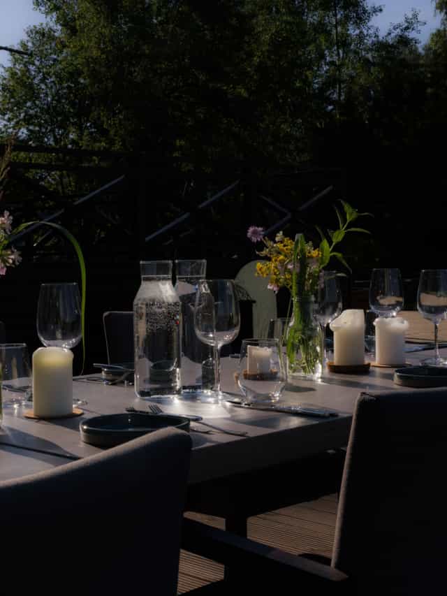 High-end alfresco restaurant dining with rustic floral decor for luxury event venues.