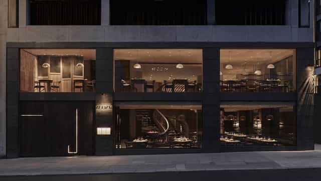 Modern restaurant with large windows, ideal for corporate events and private parties.