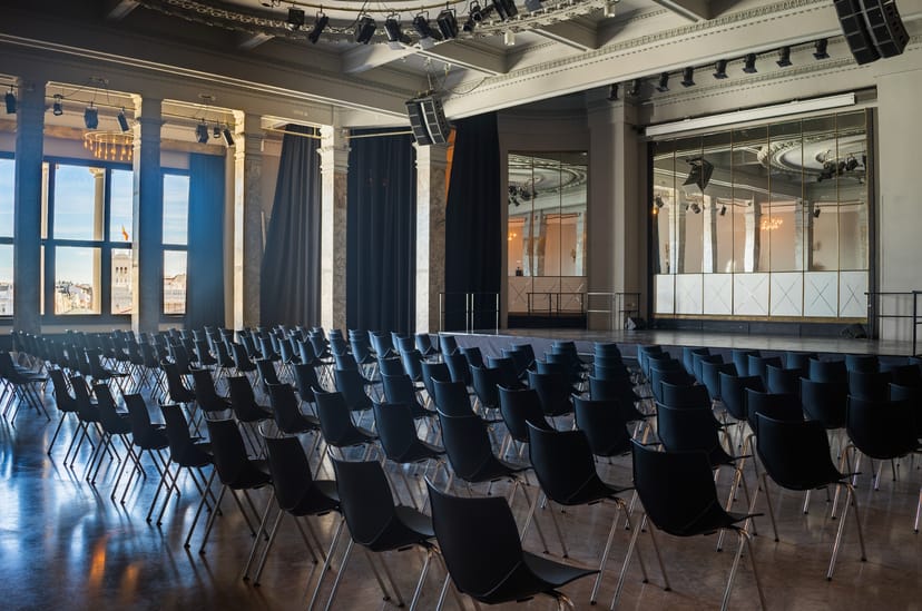 La Sala Columnas in Madrid: spacious event venue with natural light, ideal for gatherings.