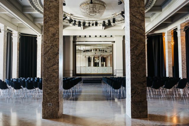 La Sala Columnas: chic seminar space in Madrid with elegant architecture and ample seating.