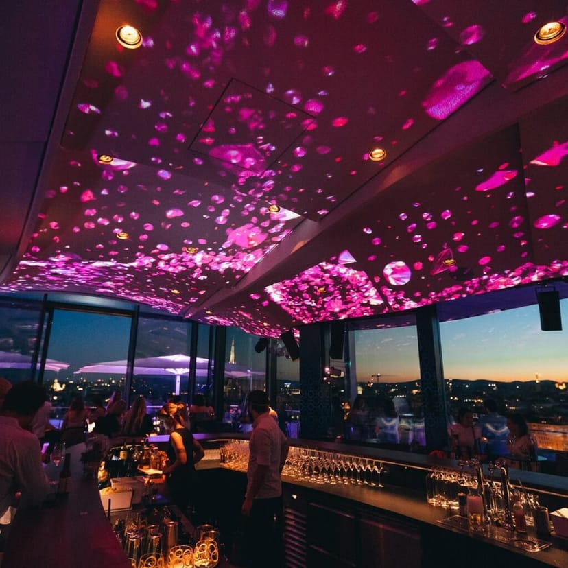 Stehempfang in JUWEL: Rooftop networking event with immersive ceiling projections.