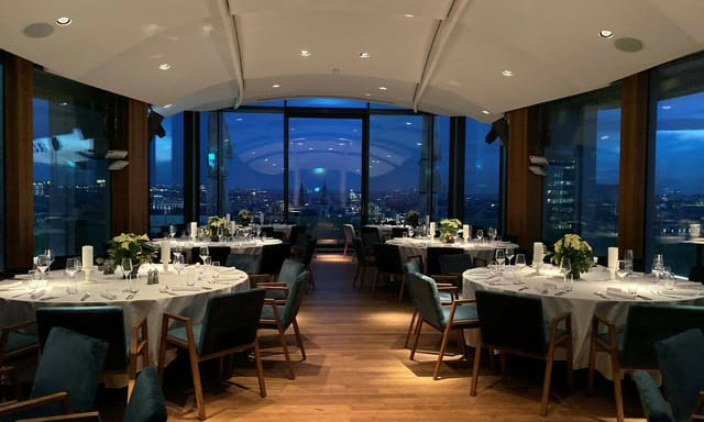 Kinobestuhlung in JUWEL: Intimate banquet hall with panoramic views for exclusive evening receptions.