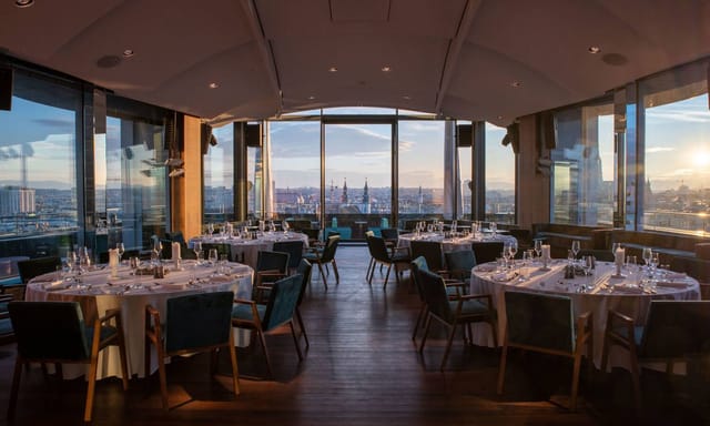 Kinobestuhlung in JUWEL event space with panoramic views for corporate meetings and conferences.