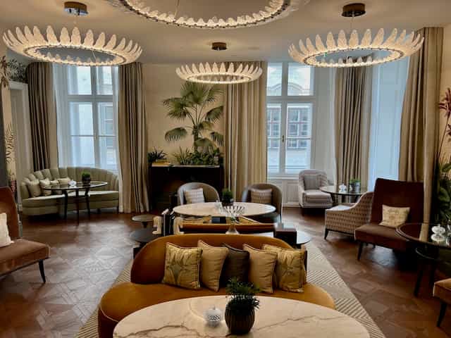 Salon Aurelie in Rosewood Vienna: sophisticated breakout room for executive retreats.