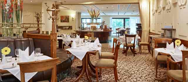Elegant hotel dining room, Grand Hotel Wien, ideal for networking luncheons and social events.