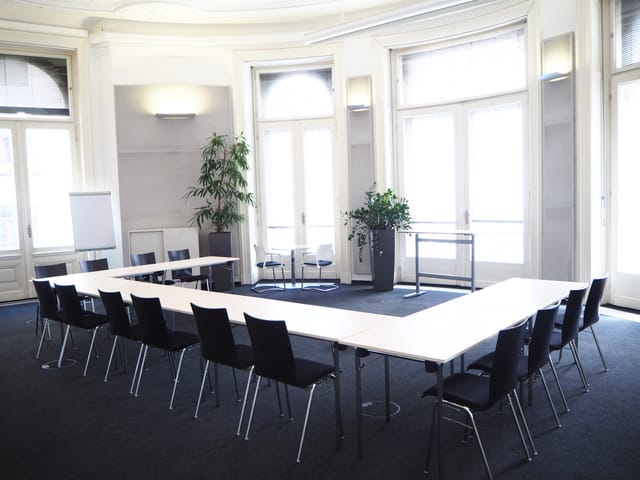 U-shape meeting room in Vienna Le Palais for collaborative corporate boardroom events.