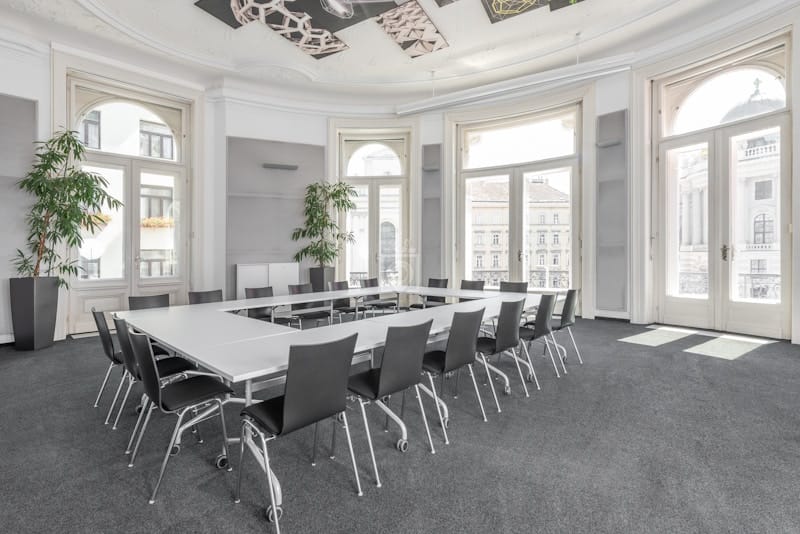 U-shape boardroom in Vienna, Le Palais: Professional meeting room for business events.