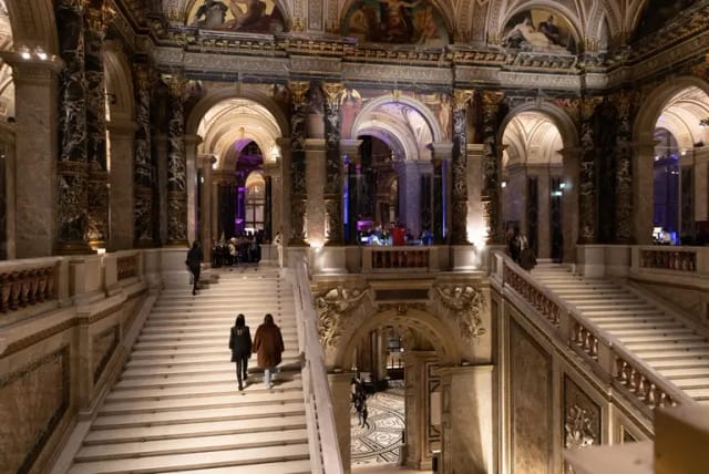 Grand staircase at Kunsthistorisches Museum, gala venue for luxury corporate event hosting.