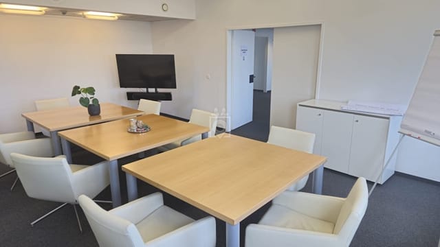 Shared Atelier HOIV modular boardroom for professional workshops and breakout sessions.