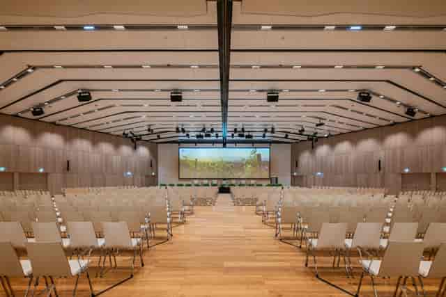 Modern ballroom at Austria Center Vienna with wood panels for corporate events and keynotes.