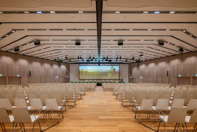 Modern ballroom at Austria Center Vienna with wood panels for corporate events and keynotes.