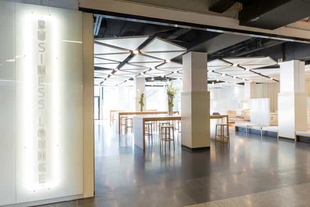 Modern business lounge at Austria Center Vienna with acoustic ceiling, ideal for networking events.
