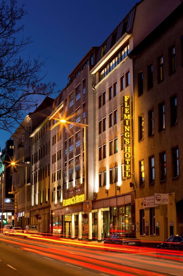 Fleming’s Hotel Wien-Stadthalle exterior at dusk for evening networking and corporate events.