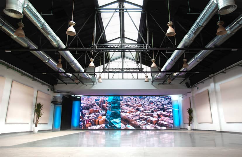 Industrial-chic Sala Principal with LED wall for corporate events and branded functions.