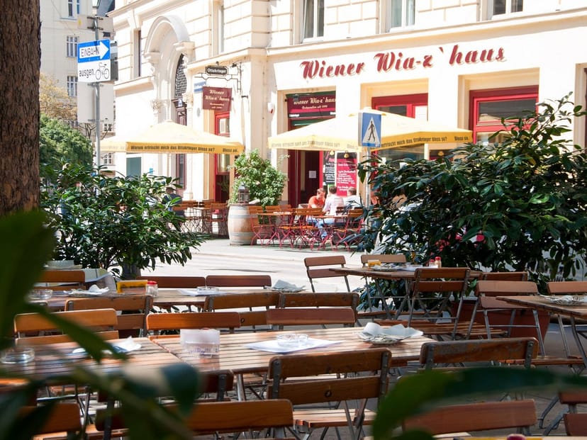 Outdoor dining terrace at Europahaus Wien, perfect for casual networking and event hosting.