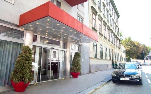 Hotel Boltzmann entrance: compact business meeting space for small corporate events.