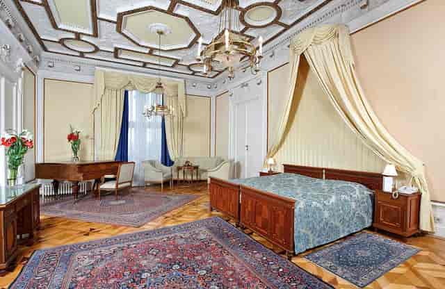 Luxury hotel meeting room for executive conferences and VIP corporate events.