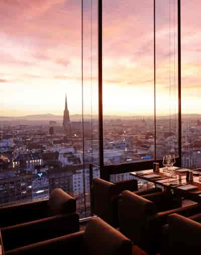 Das LOFT lounge with panoramic skyline views, ideal for premium evening receptions and corporate events.