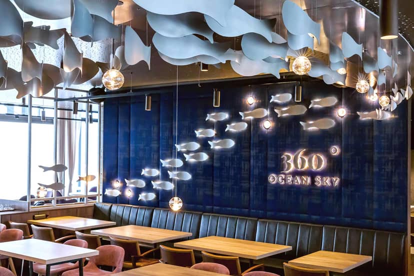 360° OCEAN SKY bar with chic lighting, ideal for VIP dinners and experiential networking events.