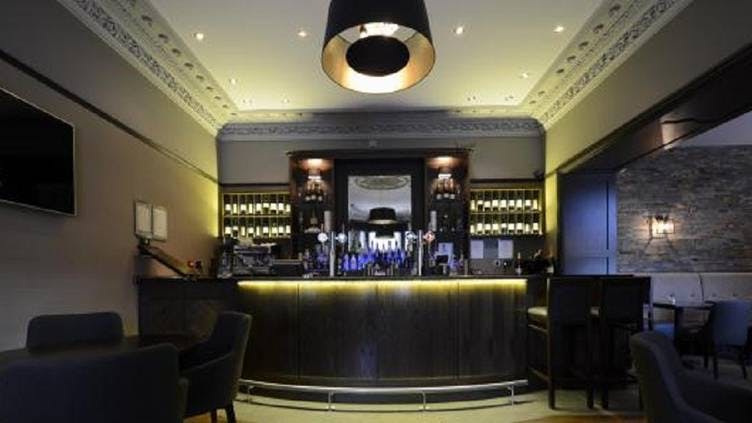 10 Hotel - Bar & Restaurant image 1