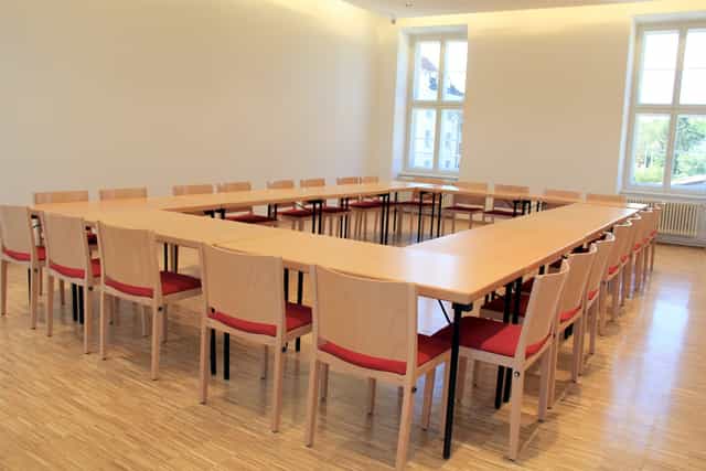 U-shaped conference room in Kardinal König Haus, ideal for corporate meetings and workshops.