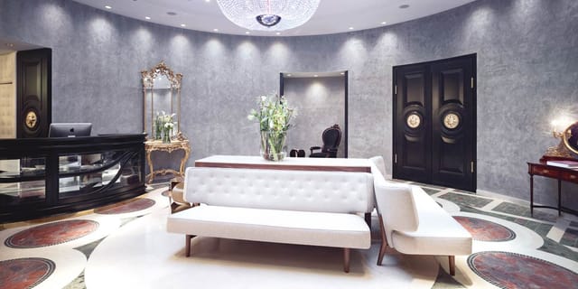 Sans Souci luxury circular lounge for executive meetings and VIP networking events.