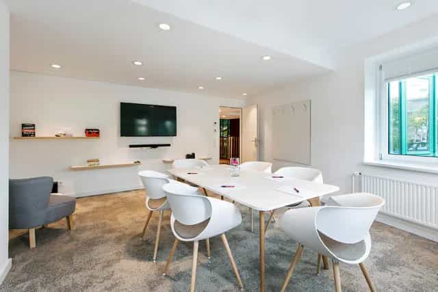 Minimalist boardroom at ARCOTEL Wimberger Wien for small team strategy meetings and business events.