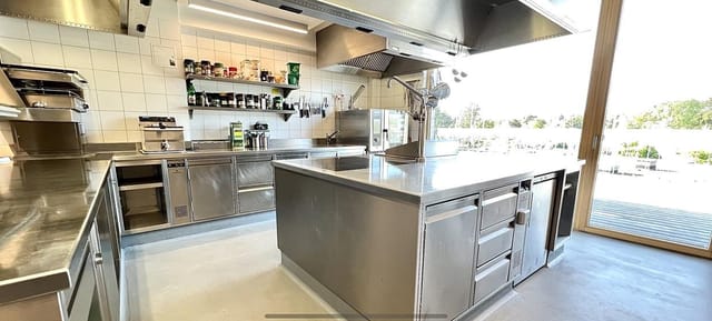 Professional kitchen at M12 Eventlocation Wien for culinary workshops and chef’s table events.