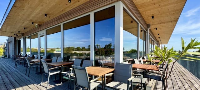 Contemporary outdoor breakout space at M12 Eventlocation Wien for networking and luncheon events.