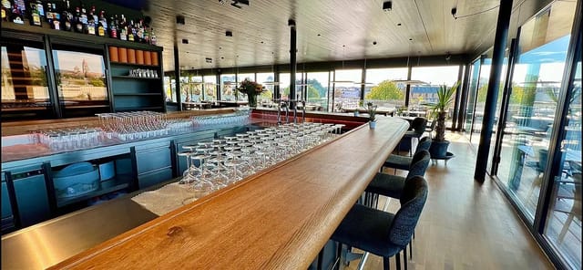 Rooftop bar at M12 Eventlocation Wien with panoramic city views for corporate networking events.